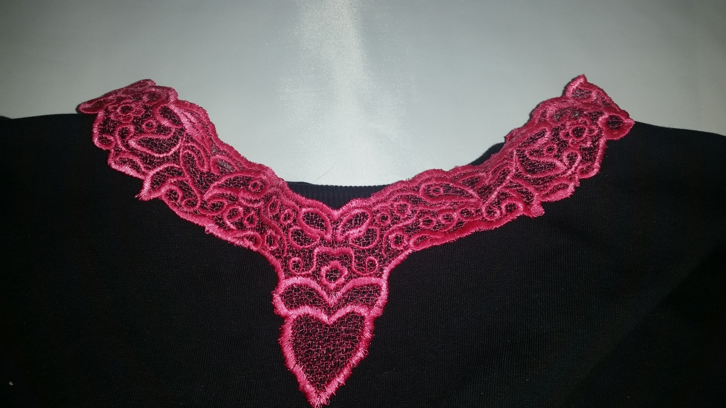 Ricamo Lace appoggiato su una felpa per vederne le dimensioni